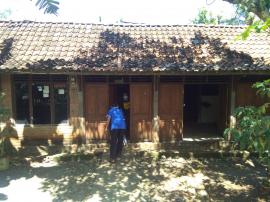 Sambangi dan Serahkan Bantuan Sosial Keluarga Isoman